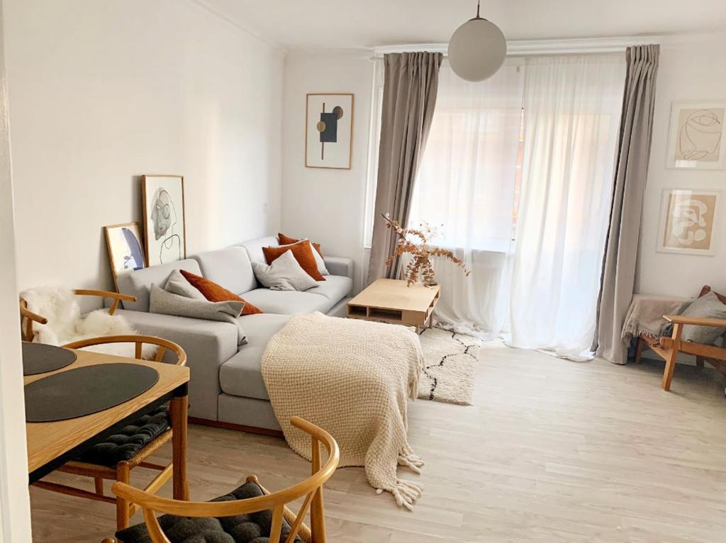 An cosy apartment near CPH airport في كوبنهاغن: غرفة معيشة مع أريكة وطاولة