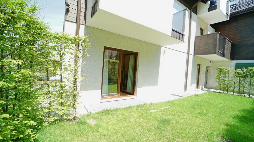 Vonkajšia záhrada v ubytovaní Apartamenty EverySky - Pusta 8