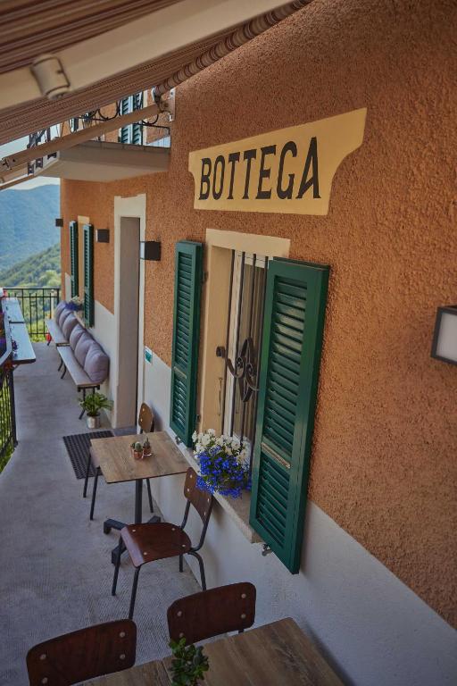Nespecifikovaný výhled na hory nebo výhled na hory při pohledu z hotelu