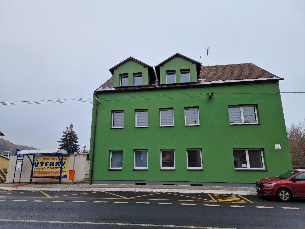 un edificio verde al lado de una calle en Penzion Dubí - Ruská 393 - 110 en Dubí