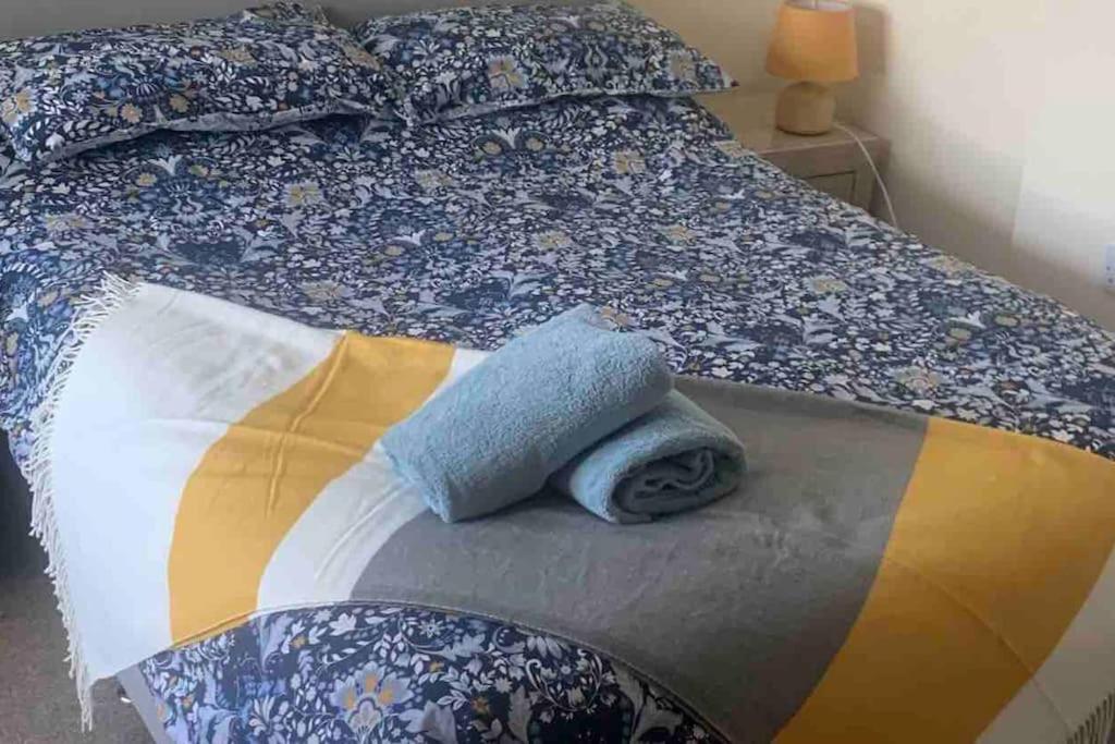 Кровать или кровати в номере Comfortable ground floor studio apartment.