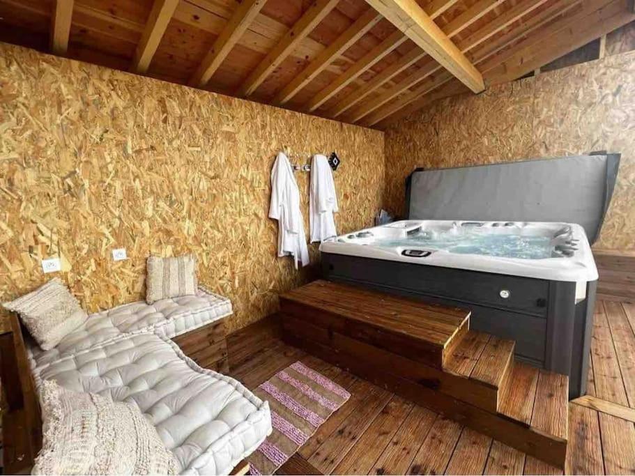 Posteľ alebo postele v izbe v ubytovaní Gite à la ferme avec jacuzzi et piscine chauffée