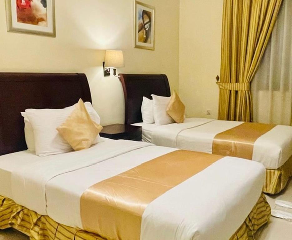 Postel nebo postele na pokoji v ubytování Crown Palace Hotel
