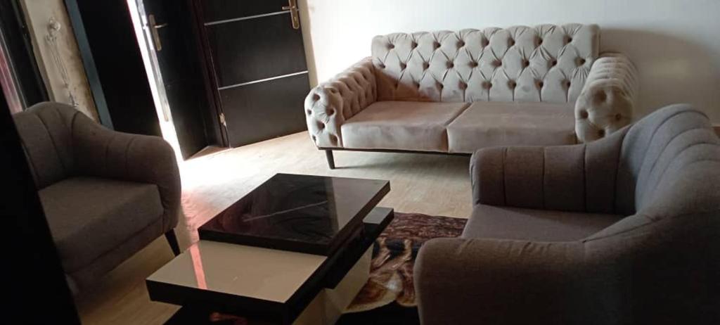 Un lugar para sentarse en Apartment Sleeps 4 with Free Parking
