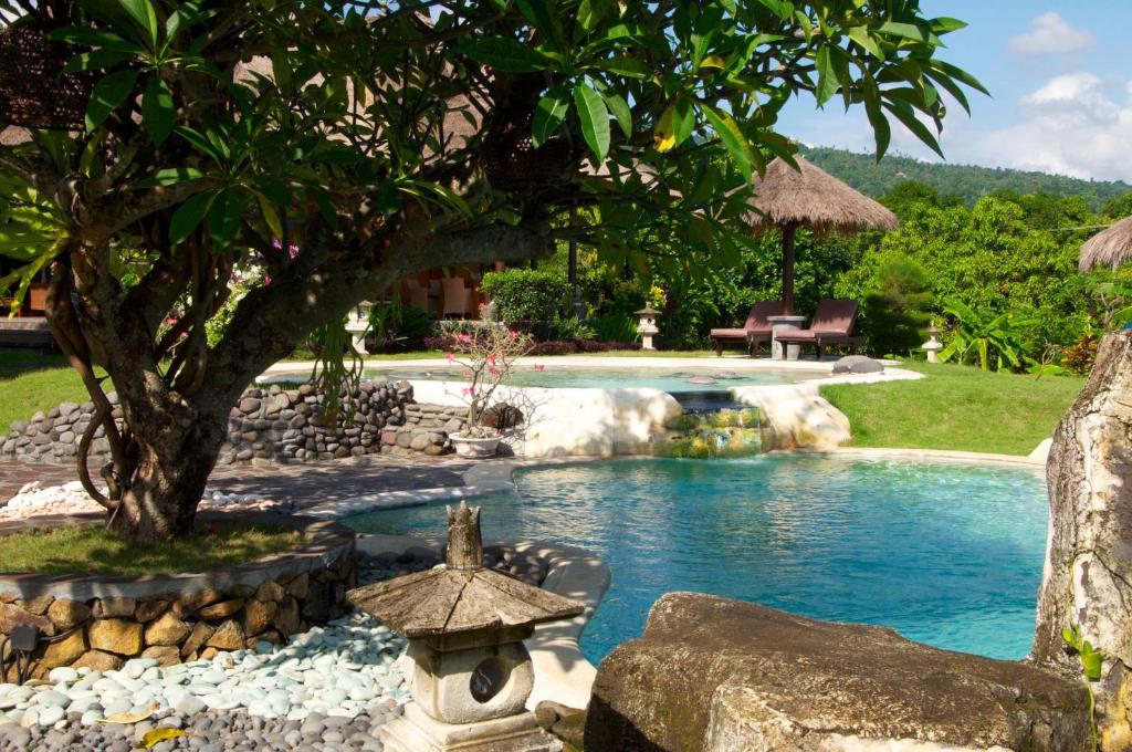 uma piscina com um banho de aves ao lado de um resort em Villa Bali Pondok Jepang em Lovina