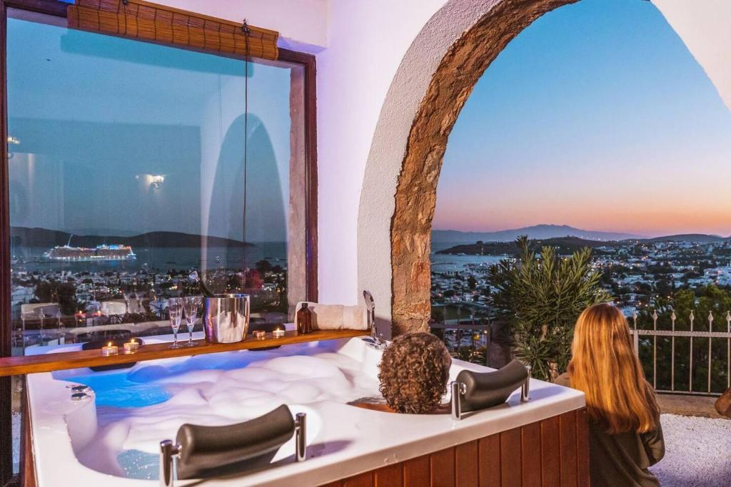 wanna z hydromasażem z widokiem na miasto w obiekcie Stunning Villa in Bodrum with Jacuzzi Bodrum w Bodrum