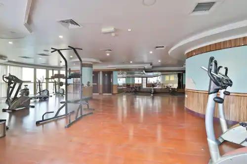 Fitness centrum a/nebo fitness zařízení v ubytování Crown Palace Hotel