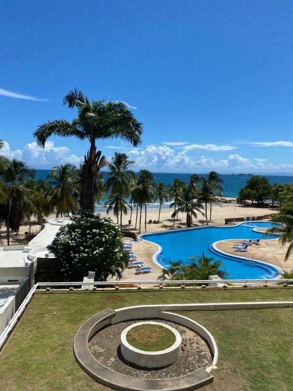 Bahia Dorada 3 habitaciones veya yakınında bir havuz manzarası