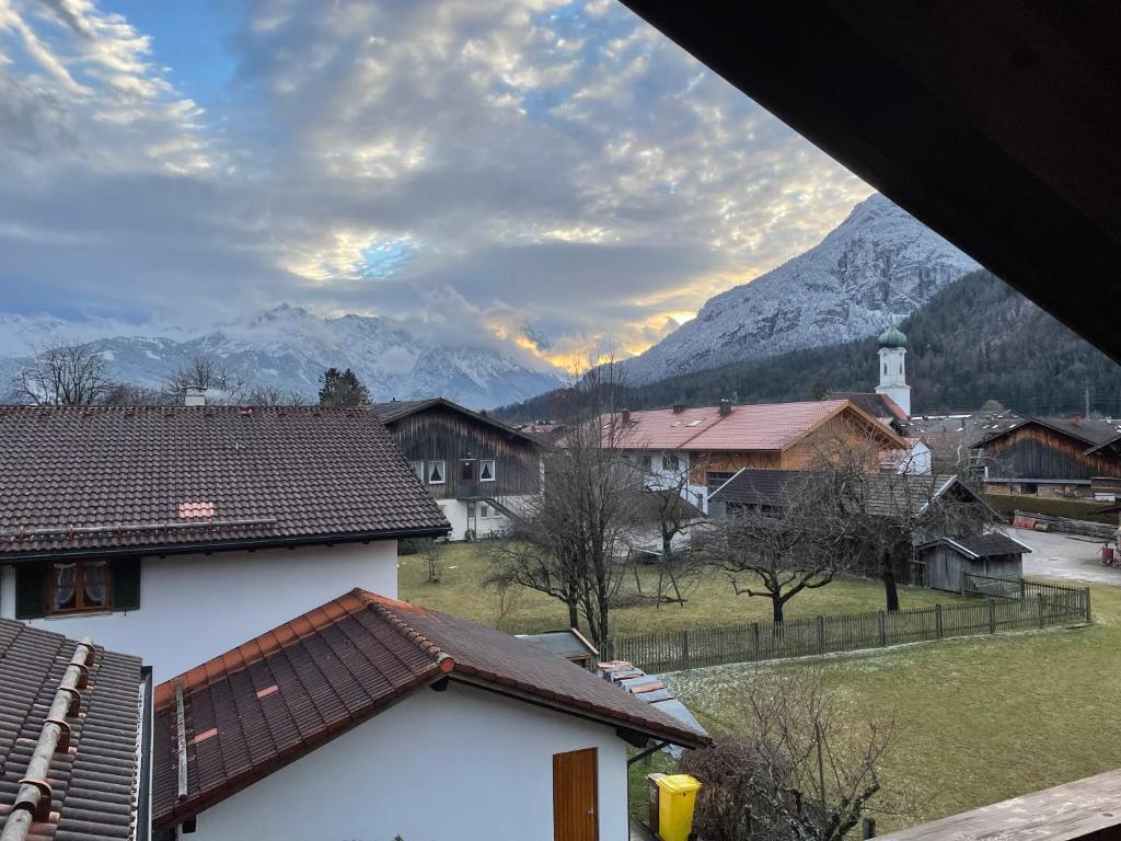 uitzicht op een dorp met bergen op de achtergrond bij Dachgeschosswohnung mit traumhaftem Zugspitzblick bei Garmisch in Farchant