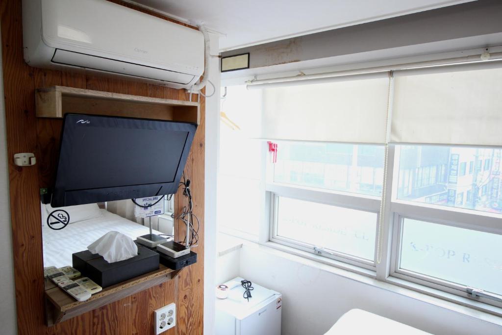 Uma TV ou centro de entretenimento em Hostel Kpop