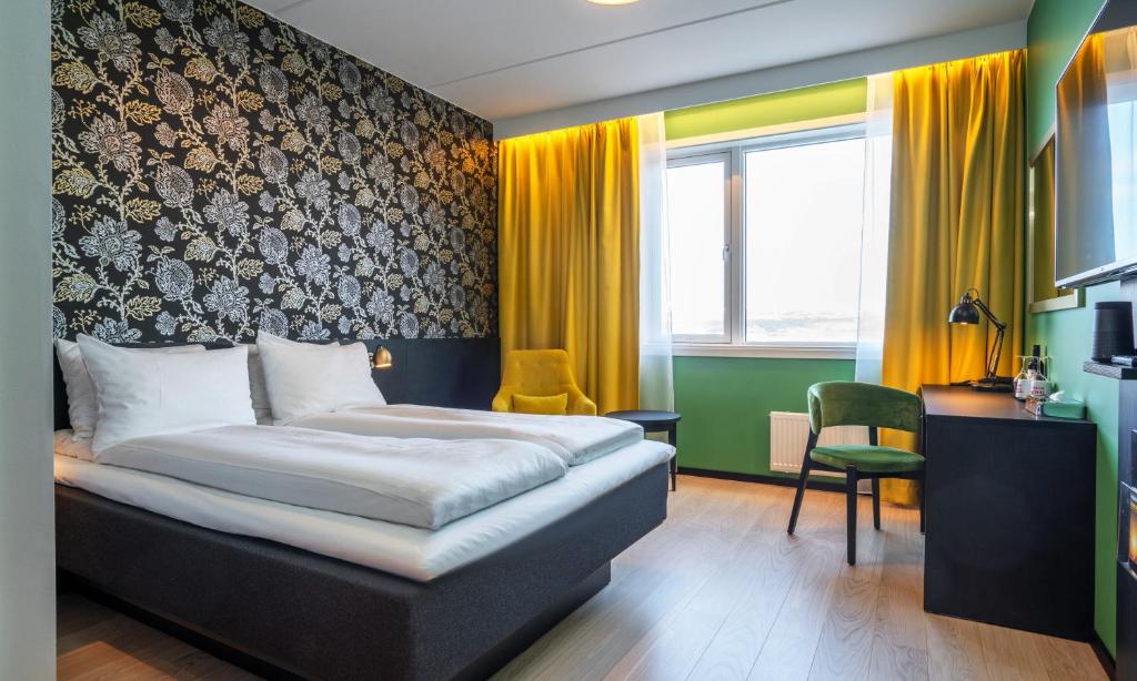 ein Hotelzimmer mit einem Bett und einem Schreibtisch in der Unterkunft Thon Hotel Kirkenes in Kirkenes