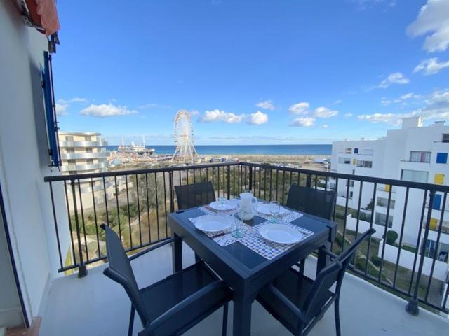 a table on a balcony with a view of the ocean at Studio cosy avec très belle vue sur la mer et parking privé 4GP162 in Le Barcarès
