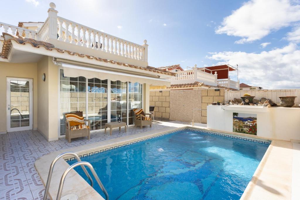 una piscina en el patio trasero de una casa en Villa Palm Mar en El Palmar