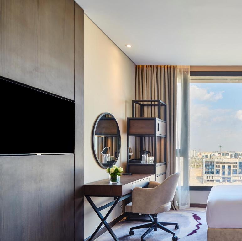 TV a/nebo společenská místnost v ubytování Crowne Plaza - West Cairo Arkan by IHG
