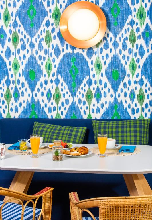 a dining room with a table with plates of food at Boutique Hotel El Tio Kiko in Agua Amarga