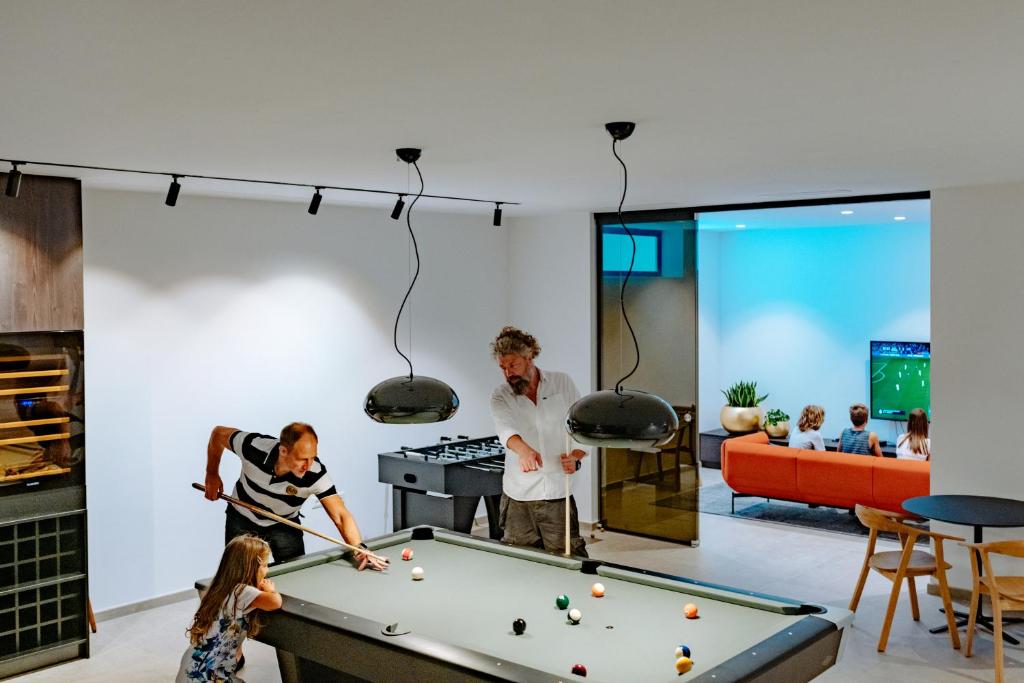 Biliardový stôl v ubytovaní Design Villa Noble with Spa