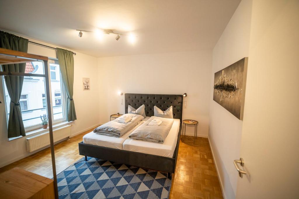 um quarto com uma cama com um tapete azul em RR - Modern Apartment 53qm - Balcony - Lift em Magdeburgo