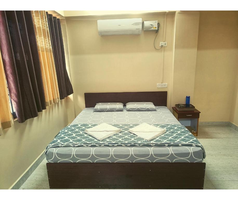 1 dormitorio con 1 cama en una habitación en Aqua Horizon, en Port Blair