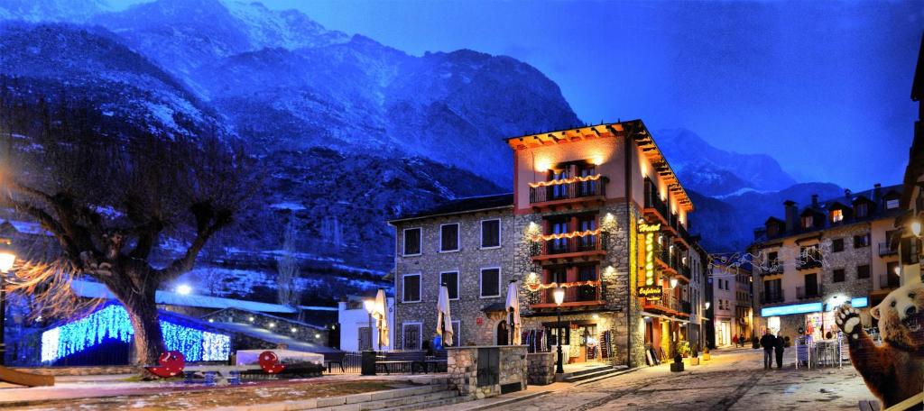 a street in a city with a mountain in the background at Hotel Solana in Benasque