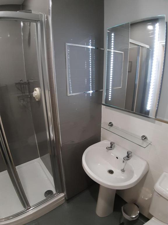 Hanover Hotel & McCartney's Bar - Resim 21