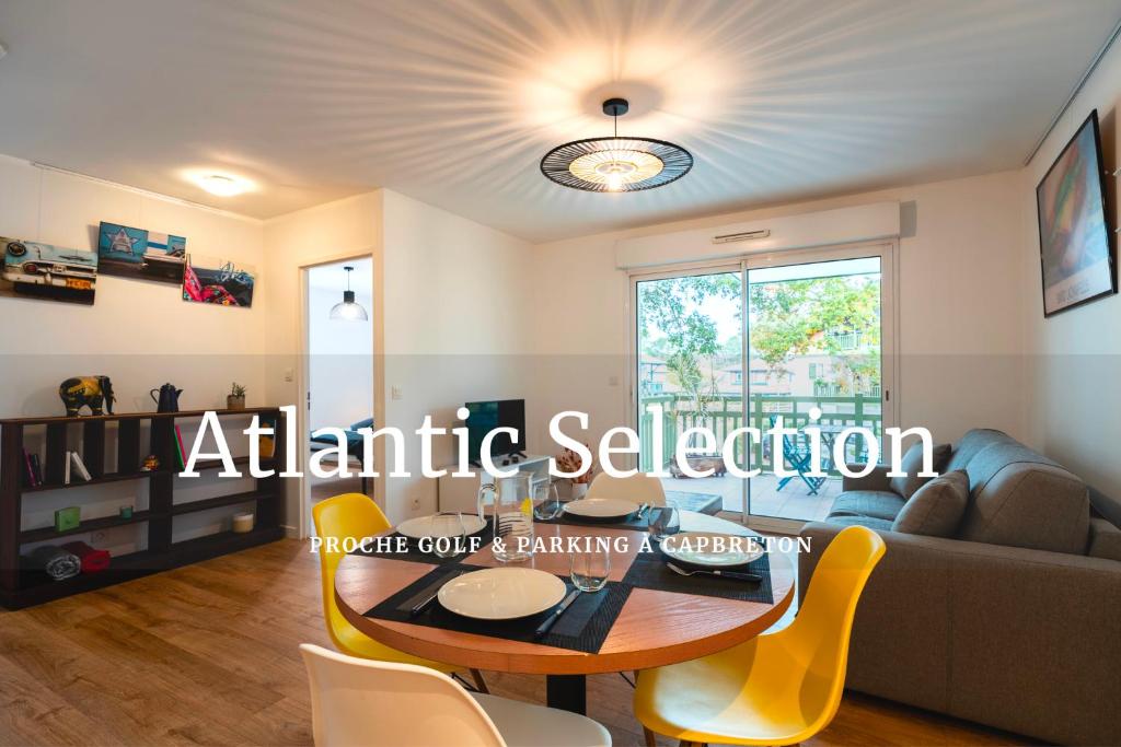 uma sala de estar com uma mesa e cadeiras amarelas em Atlantic Selection - Proche du golf - Parking Wifi em Capbreton