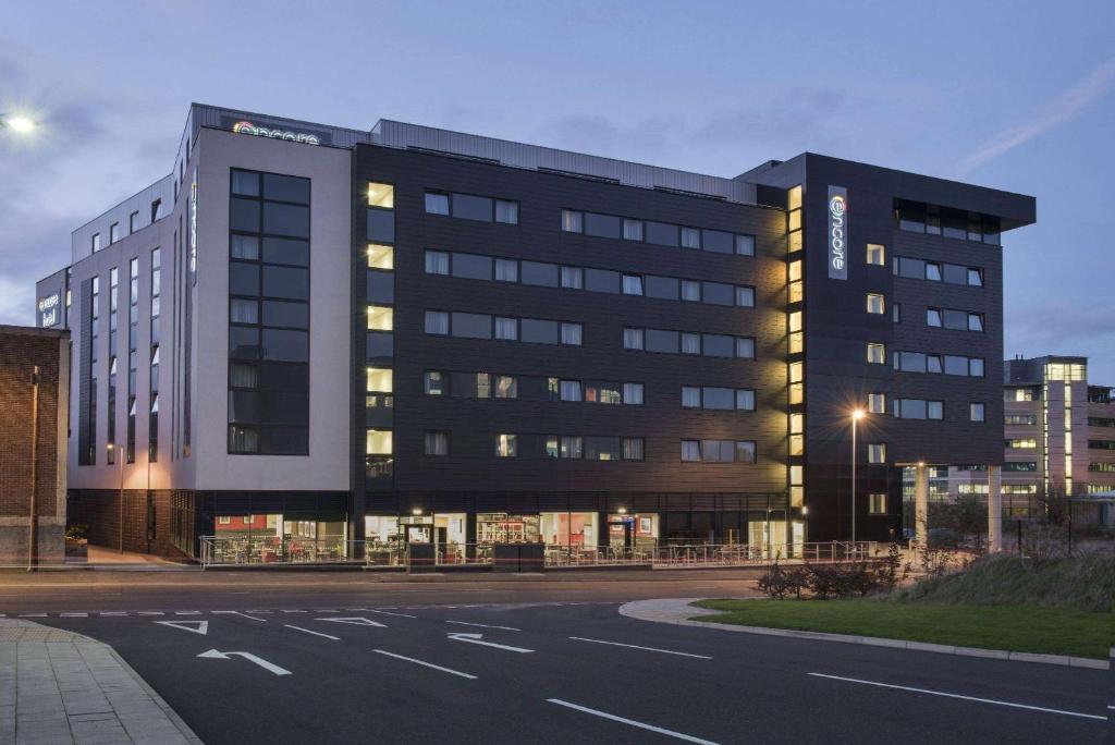 un gran edificio negro con una calle delante en Ramada Encore Newcastle-Gateshead, en Newcastle