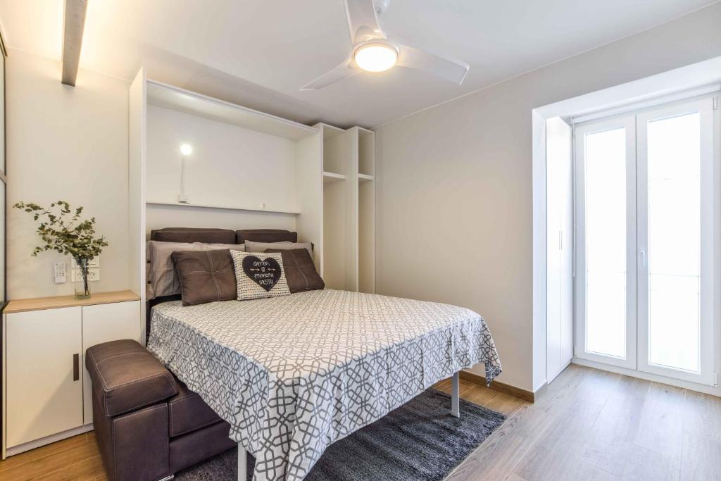 1 dormitorio con cama y ventana en Global Home - PADA en Madrid
