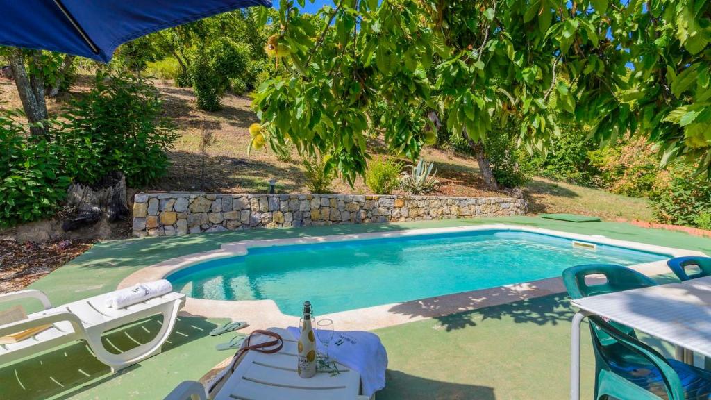 Bazén v ubytovaní Casa Rural Molino de la Máquina Cartajima by Ruralidays alebo v jeho blízkosti