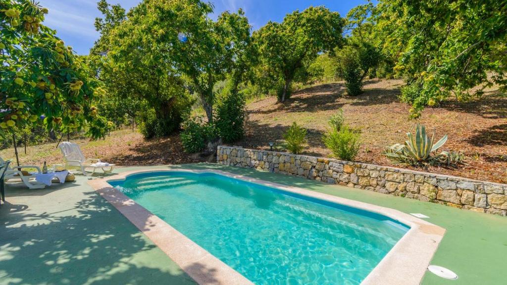 Bazén v ubytovaní Casa Rural Molino de la Máquina Cartajima by Ruralidays alebo v jeho blízkosti
