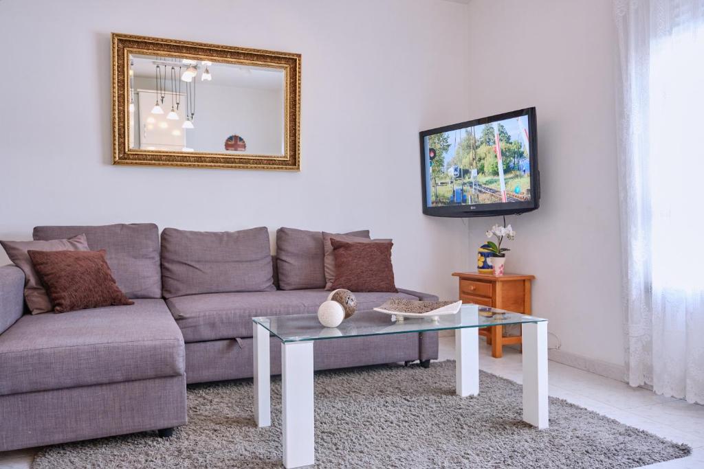 a living room with a couch and a table at Apartamento en el centro de Portosin in Goyanes