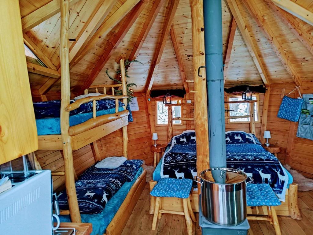 Voodi või voodid majutusasutuse Treehous Sněžník s wellness toas