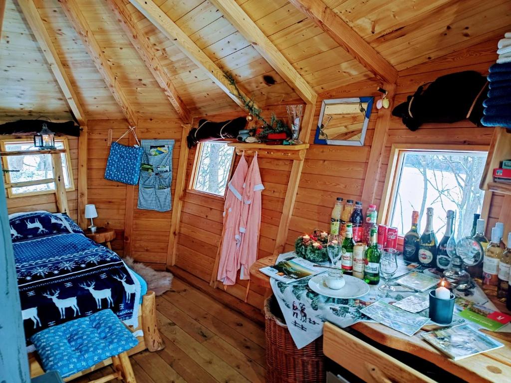 Voodi või voodid majutusasutuse Treehous Sněžník s wellness toas