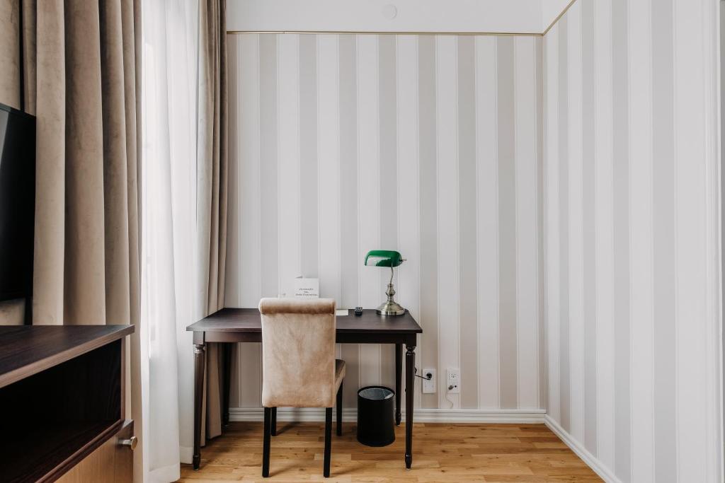 TV a/nebo společenská místnost v ubytování Skara Stadshotell