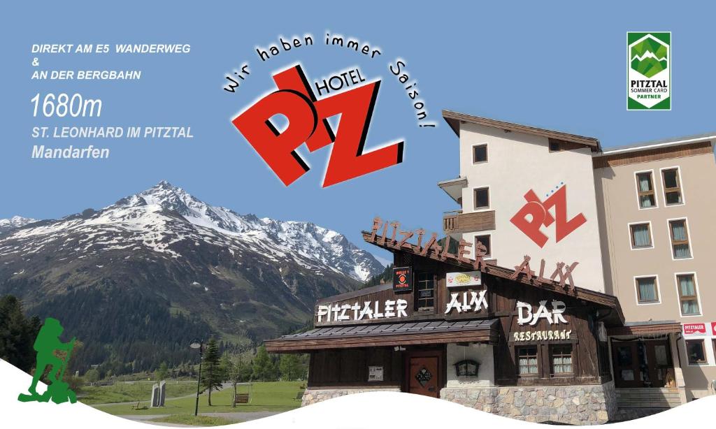 um edifício de hotel com uma montanha ao fundo em Piz-Hotel em Sankt Leonhard im Pitztal