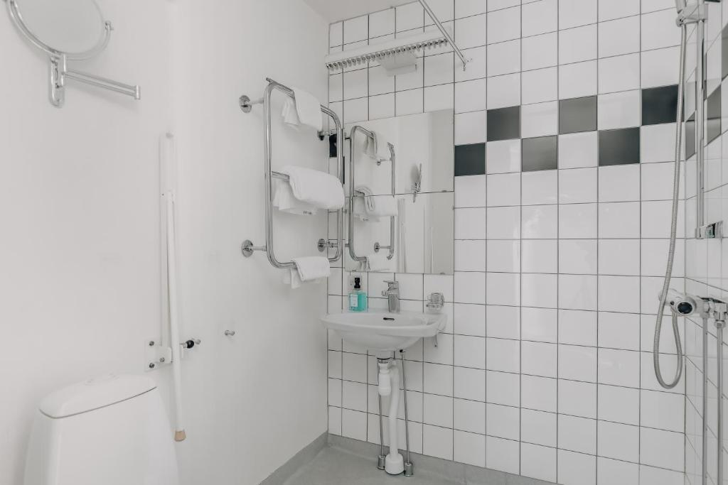 Koupelna v ubytování Skara Stadshotell