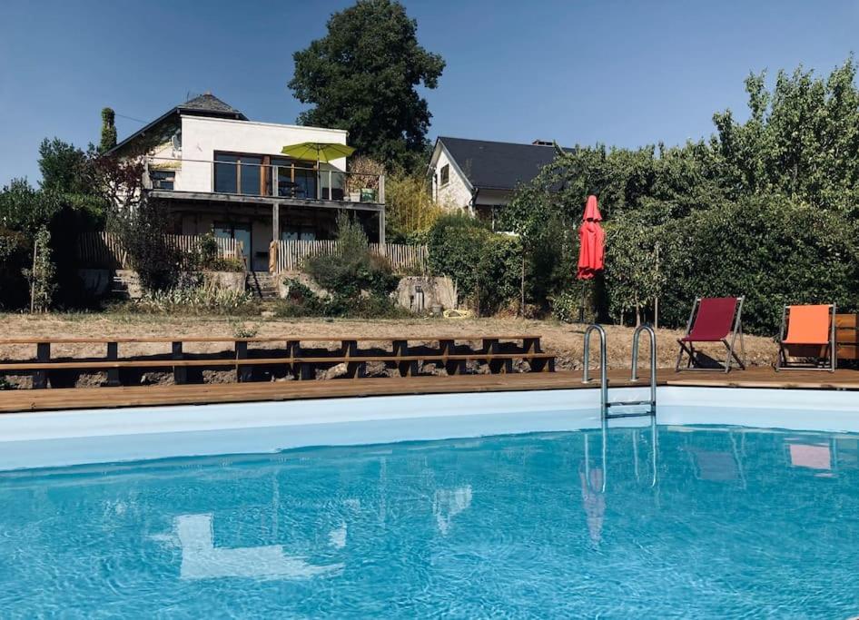 une maison avec une piscine devant une maison dans l'établissement Maison vue panoramique depuis le coteau de Chinon, à Chinon