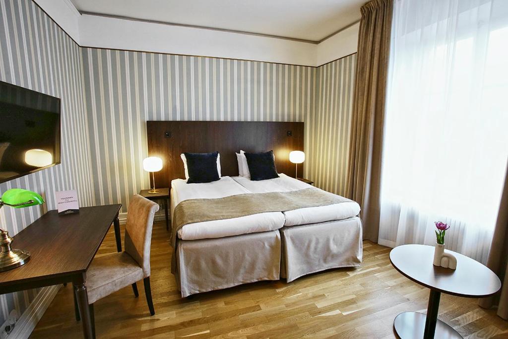 Postel nebo postele na pokoji v ubytování Skara Stadshotell