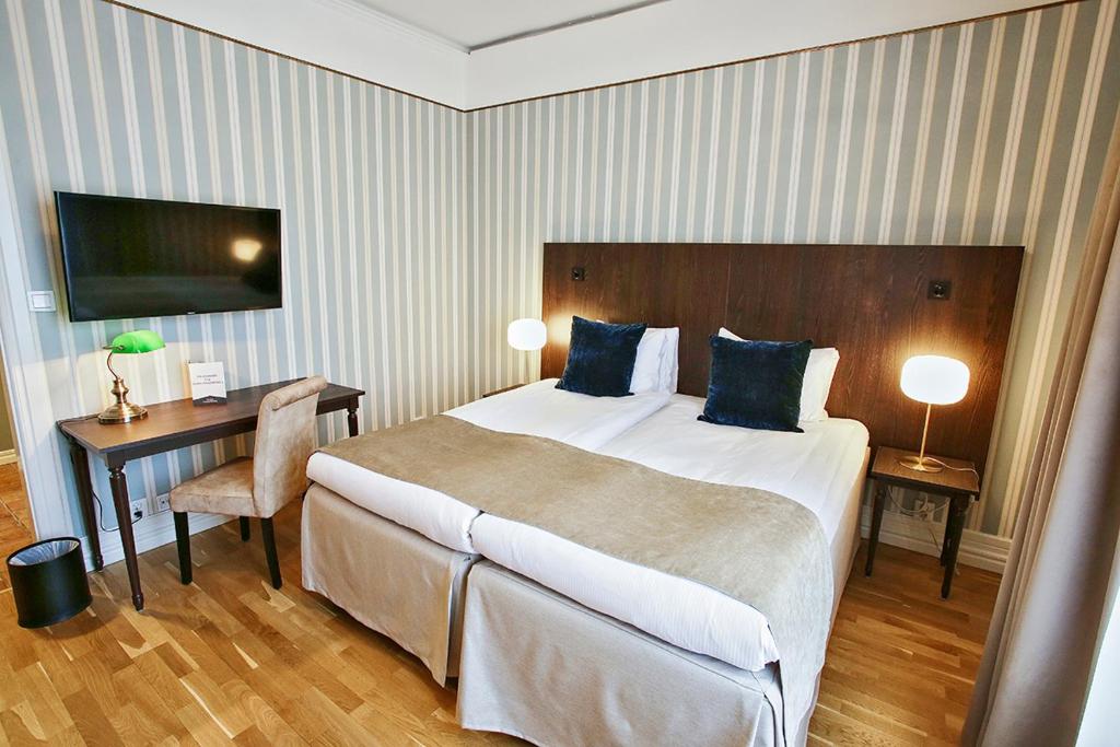 Postel nebo postele na pokoji v ubytování Skara Stadshotell