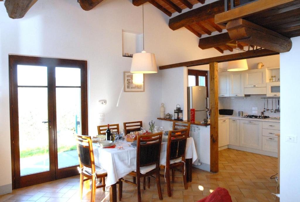 a kitchen and dining room with a table and chairs at La Finestra su Cortona in Cortona