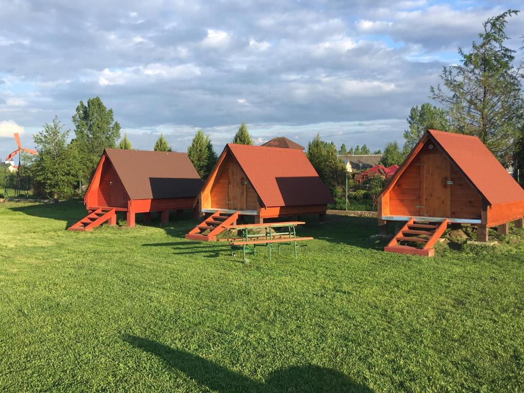 grupa trzech stodoł na polu trawy w obiekcie SZAŁASY drewniane nad rzeką BIEBRZA w mieście Goniadz