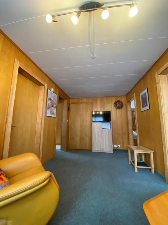TV a/nebo společenská místnost v ubytování Ferienwohnung Allalinblick