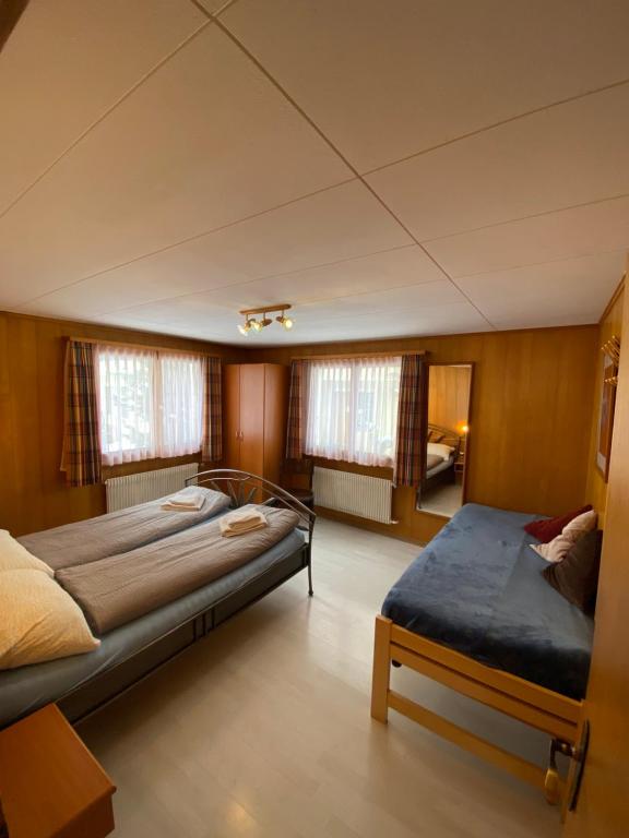 Postel nebo postele na pokoji v ubytování Ferienwohnung Allalinblick