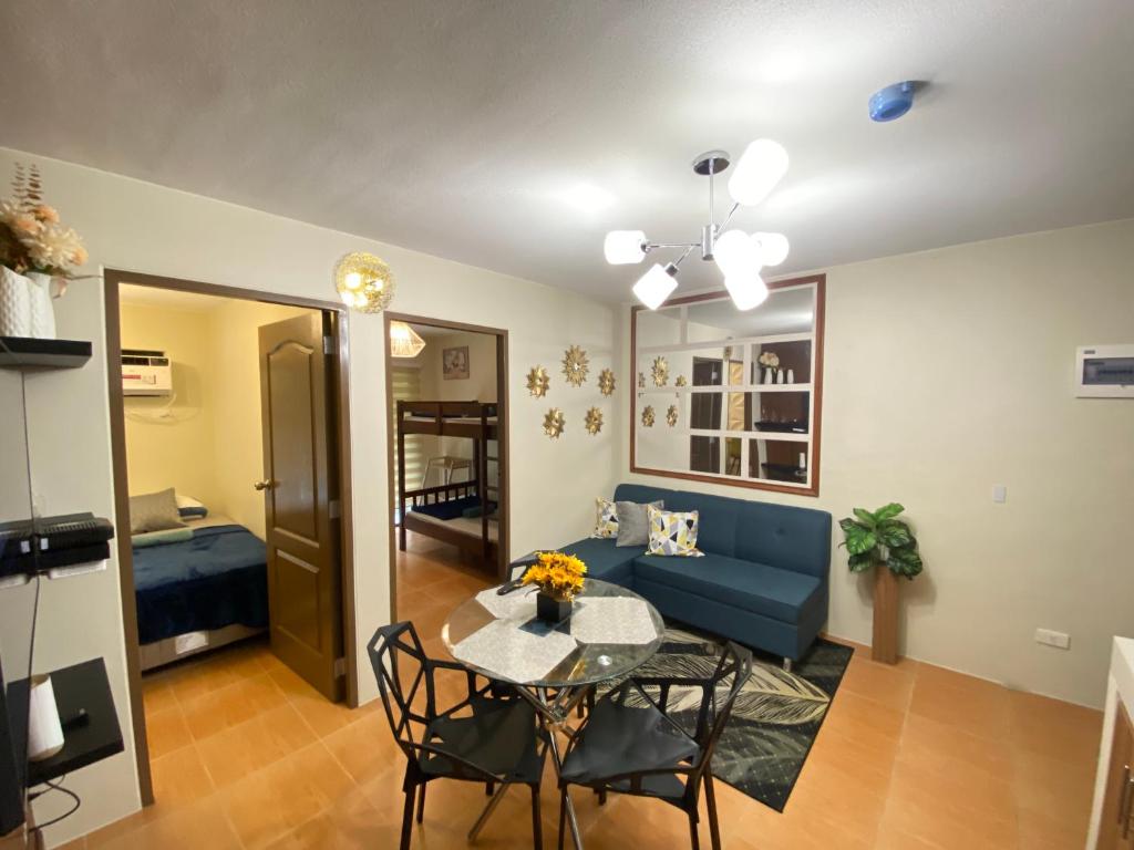 - un salon avec une table et un canapé bleu dans l'établissement Resort-type 2 bedroom Unit by OneOasisHaven, à Cagayán de Oro