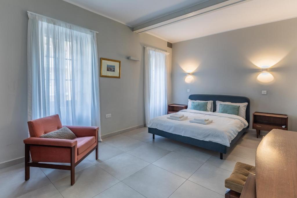 Postel nebo postele na pokoji v ubytování Stylish Retro Suites