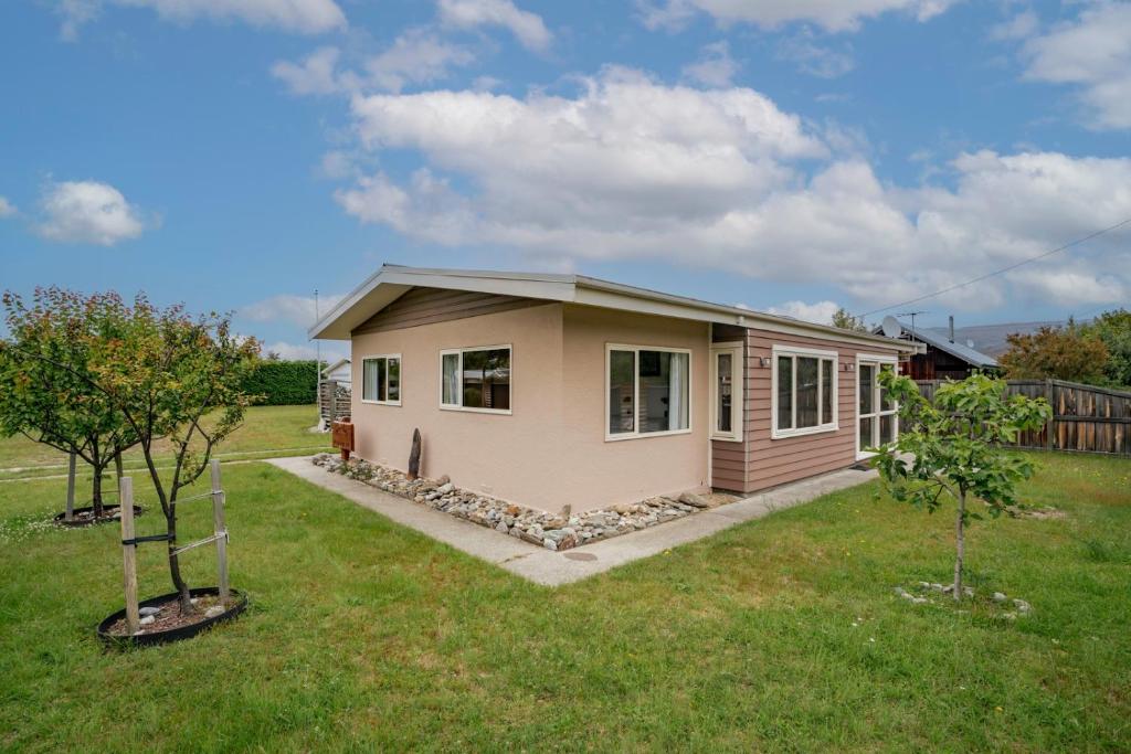 a small house in the middle of a yard at Thyme Away - Clyde Holiday Home in Clyde