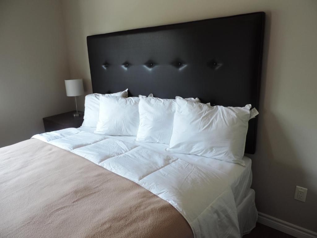 Postel nebo postele na pokoji v ubytování Wasaga Riverdocks Hotel Suites
