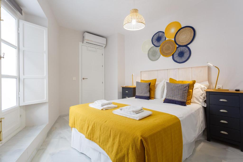 Posteľ alebo postele v izbe v ubytovaní Apartamento El NOBLE by Cadiz4Rentals