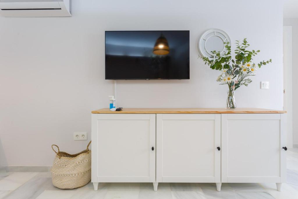 Televízia a/alebo spoločenská miestnosť v ubytovaní Apartamento El NOBLE by Cadiz4Rentals