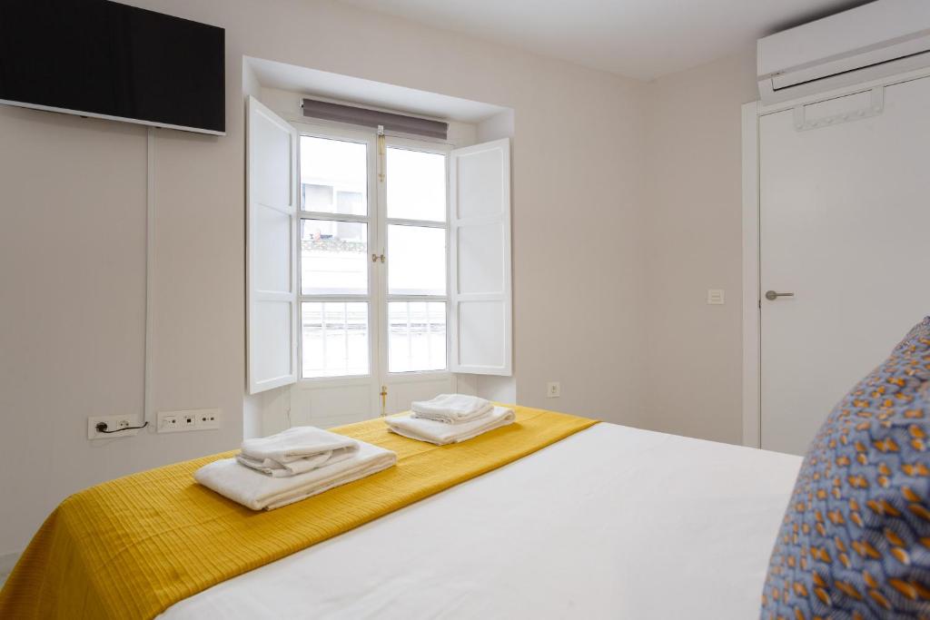 Posteľ alebo postele v izbe v ubytovaní Apartamento El NOBLE by Cadiz4Rentals