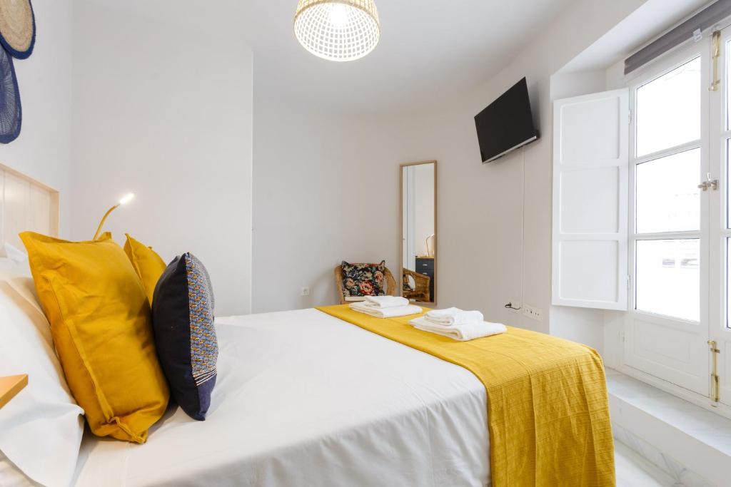 Posteľ alebo postele v izbe v ubytovaní Apartamento El NOBLE by Cadiz4Rentals